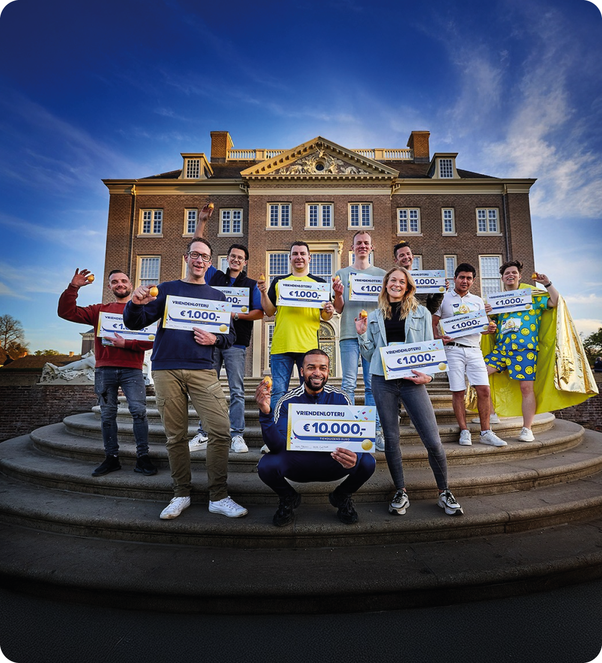 Finalisten met hun cheques van €1.000. Vooraan zit de winnaar met een cheque van €10.000. Ze staan voor Paleis Het Loo.