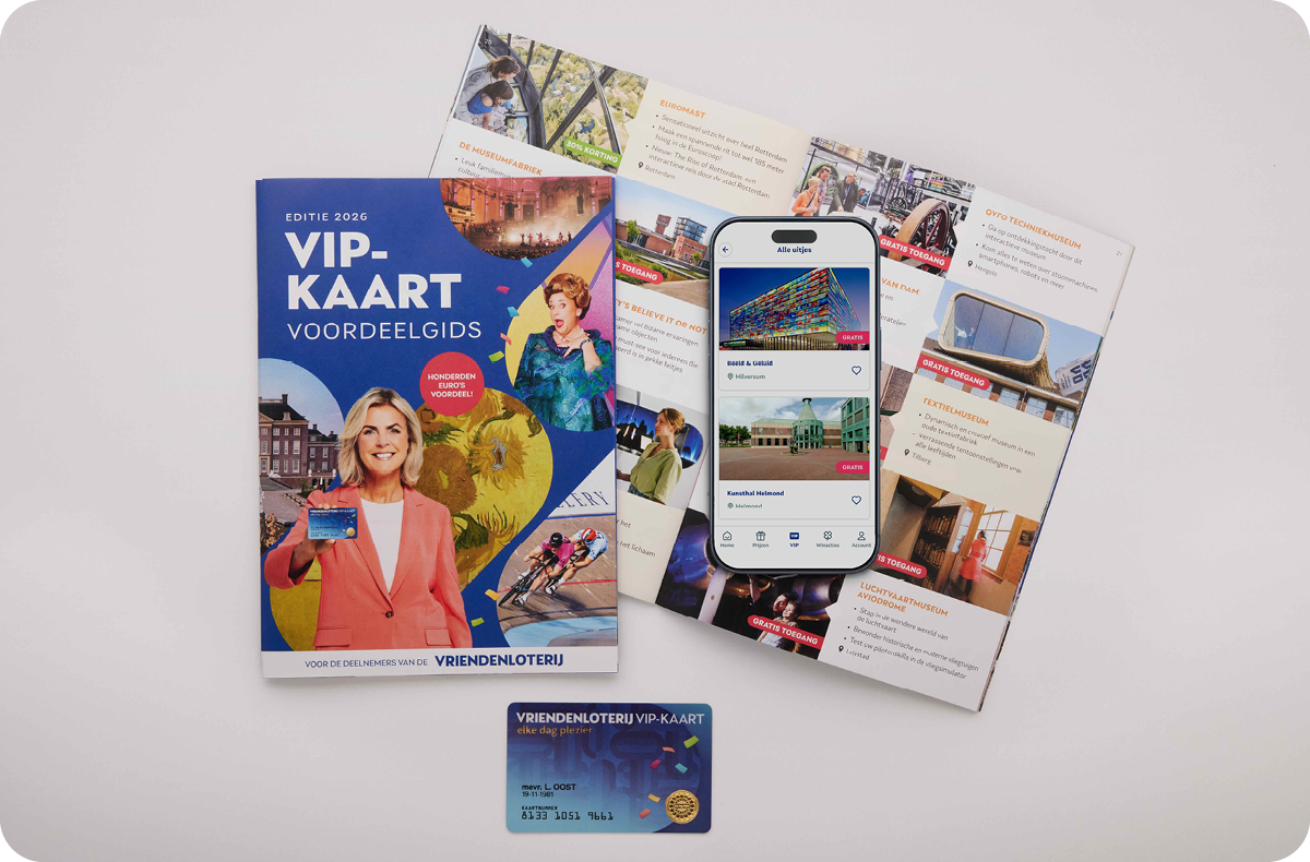 Promotiemateriaal van de VriendenLoterij. Een gesloten en open voordeelgids, een mobiele telefoon met de VriendenLoterij App en onderaan een VIP-KAART.