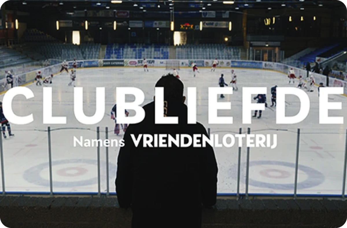 Iemand kijkt naar een ijshockeywedstrijd. Over het beeld staat de tekst: CLUBLIEFDE namens VriendenLoterij.
